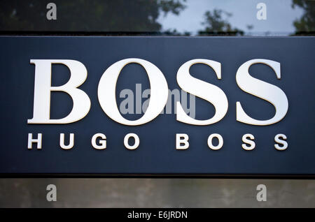 PARIS, Frankreich - 4. August 2014: Das Zeichen für den 'Hugo Boss'-Store auf der Avenue des Champs-Elysées in Paris am 4. August 2014.  T Stockfoto