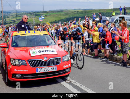 Etappe zwei 2014 Tour de France von York nach Sheffield. Team Sky neben Race Direktor Auto auf den Aufstieg der Holme Moss. Stockfoto