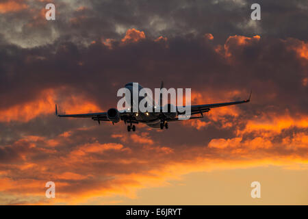 Verkehrsflugzeug Boeing 737 Jet im Endanflug zur Landung-Victoria, British Columbia, Kanada. Stockfoto