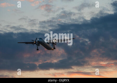 Verkehrsflugzeug Turboprop Dash 8 im Endanflug zur Landung-Victoria, British Columbia, Kanada. Stockfoto