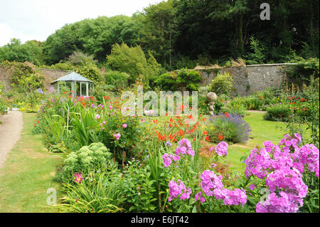 Sonnenuhr inmitten eines ummauerten Gartens in Hartland Abbey, zwischen Bideford und Bude, an der Küste von North Devon, England, UK Stockfoto