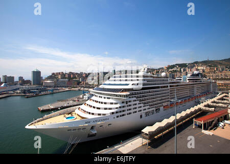 MSC Splendida a-Klasse Fantasia Kreuzfahrtschiff von MSC Kreuzfahrten betrieben angedockt an Genua, Italien Stockfoto