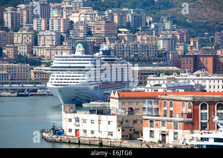 MSC Splendida a-Klasse Fantasia Kreuzfahrtschiff von MSC Kreuzfahrten betrieben angedockt an Genua, Italien Stockfoto