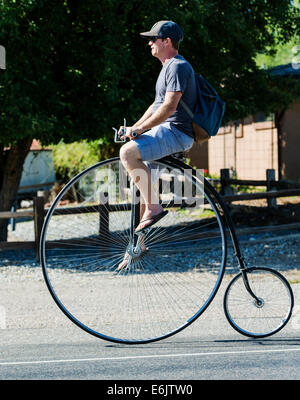 Mann reitet ein Hochrad, hohes Rad, hohe Wheeler oder gewöhnlichen Fahrrad Stockfoto