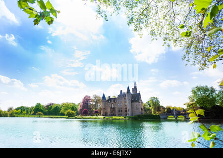 Schöne Aussicht auf Bornem Schloss am Fluss Stockfoto