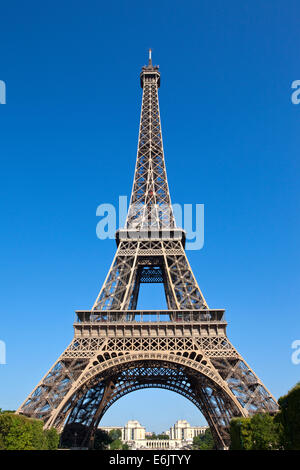 Die prächtigen Eiffelturm in Paris, gesehen vom Champ des Mars. Stockfoto