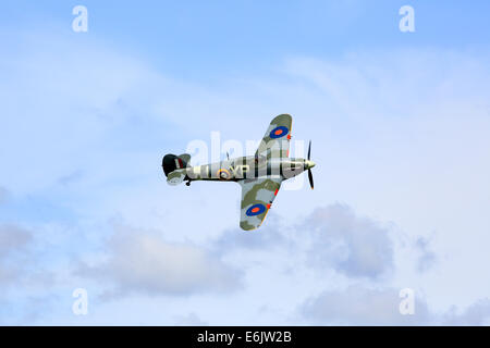 Dunsfold, Surrey, UK. 24. August 2014. Bilder zeigen die Air Show am Flügel und Räder bei Dunsfold Aerodrome (Haus des BBC Top Gear), Guildford, Surrey.  Besucher zu Dunsfold Aerodrome sind atemberaubende 5-stündige Flugshows behandelt die zuvor Favoriten aufgenommen haben; Die Red Arrows, BBMF, The Blades, Team Breitling Wingwalkers und der Avro Vulcan, begleitet von witzigen und kenntnisreichen Kommentar von Luftfahrtexperten und Display Piloten. Bildnachweis: Oliver Dixon/Alamy Live-Nachrichten Stockfoto