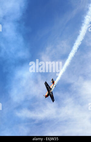 Dunsfold, Surrey, UK. 24. August 2014. Bilder zeigen die Air Show am Flügel und Räder bei Dunsfold Aerodrome (Haus des BBC Top Gear), Guildford, Surrey.  Besucher zu Dunsfold Aerodrome sind atemberaubende 5-stündige Flugshows behandelt die zuvor Favoriten aufgenommen haben; Die Red Arrows, BBMF, The Blades, Team Breitling Wingwalkers und der Avro Vulcan, begleitet von witzigen und kenntnisreichen Kommentar von Luftfahrtexperten und Display Piloten. Bildnachweis: Oliver Dixon/Alamy Live-Nachrichten Stockfoto
