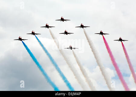 Dunsfold, Surrey, UK. 24. August 2014. Bilder zeigen die Air Show am Flügel und Räder bei Dunsfold Aerodrome (Haus des BBC Top Gear), Guildford, Surrey.  Besucher zu Dunsfold Aerodrome sind atemberaubende 5-stündige Flugshows behandelt die zuvor Favoriten aufgenommen haben; Die Red Arrows, BBMF, The Blades, Team Breitling Wingwalkers und der Avro Vulcan, begleitet von witzigen und kenntnisreichen Kommentar von Luftfahrtexperten und Display Piloten. Bildnachweis: Oliver Dixon/Alamy Live-Nachrichten Stockfoto