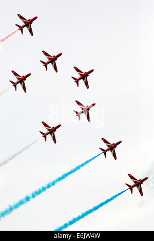 Dunsfold, Surrey, UK. 24. August 2014. Bilder zeigen die Air Show am Flügel und Räder bei Dunsfold Aerodrome (Haus des BBC Top Gear), Guildford, Surrey.  Besucher zu Dunsfold Aerodrome sind atemberaubende 5-stündige Flugshows behandelt die zuvor Favoriten aufgenommen haben; Die Red Arrows, BBMF, The Blades, Team Breitling Wingwalkers und der Avro Vulcan, begleitet von witzigen und kenntnisreichen Kommentar von Luftfahrtexperten und Display Piloten. Bildnachweis: Oliver Dixon/Alamy Live-Nachrichten Stockfoto