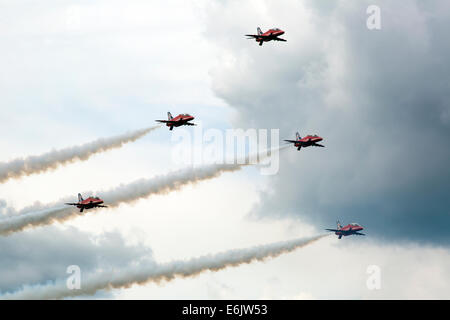 Dunsfold, Surrey, UK. 24. August 2014. Bilder zeigen die Air Show am Flügel und Räder bei Dunsfold Aerodrome (Haus des BBC Top Gear), Guildford, Surrey.  Besucher zu Dunsfold Aerodrome sind atemberaubende 5-stündige Flugshows behandelt die zuvor Favoriten aufgenommen haben; Die Red Arrows, BBMF, The Blades, Team Breitling Wingwalkers und der Avro Vulcan, begleitet von witzigen und kenntnisreichen Kommentar von Luftfahrtexperten und Display Piloten. Bildnachweis: Oliver Dixon/Alamy Live-Nachrichten Stockfoto