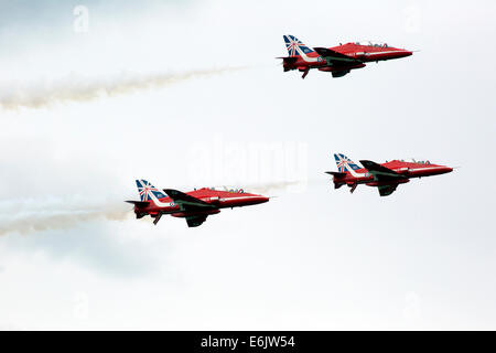 Dunsfold, Surrey, UK. 24. August 2014. Bilder zeigen die Air Show am Flügel und Räder bei Dunsfold Aerodrome (Haus des BBC Top Gear), Guildford, Surrey.  Besucher zu Dunsfold Aerodrome sind atemberaubende 5-stündige Flugshows behandelt die zuvor Favoriten aufgenommen haben; Die Red Arrows, BBMF, The Blades, Team Breitling Wingwalkers und der Avro Vulcan, begleitet von witzigen und kenntnisreichen Kommentar von Luftfahrtexperten und Display Piloten. Bildnachweis: Oliver Dixon/Alamy Live-Nachrichten Stockfoto