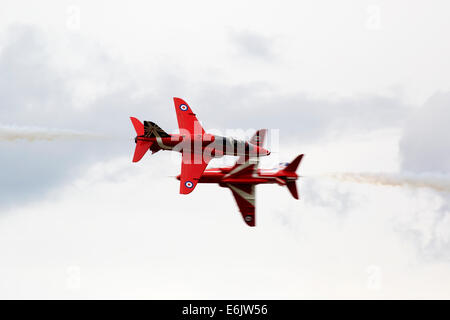 Dunsfold, Surrey, UK. 24. August 2014. Bilder zeigen die Air Show am Flügel und Räder bei Dunsfold Aerodrome (Haus des BBC Top Gear), Guildford, Surrey.  Besucher zu Dunsfold Aerodrome sind atemberaubende 5-stündige Flugshows behandelt die zuvor Favoriten aufgenommen haben; Die Red Arrows, BBMF, The Blades, Team Breitling Wingwalkers und der Avro Vulcan, begleitet von witzigen und kenntnisreichen Kommentar von Luftfahrtexperten und Display Piloten. Bildnachweis: Oliver Dixon/Alamy Live-Nachrichten Stockfoto
