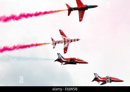 Dunsfold, Surrey, UK. 24. August 2014. Bilder zeigen die Air Show am Flügel und Räder bei Dunsfold Aerodrome (Haus des BBC Top Gear), Guildford, Surrey.  Besucher zu Dunsfold Aerodrome sind atemberaubende 5-stündige Flugshows behandelt die zuvor Favoriten aufgenommen haben; Die Red Arrows, BBMF, The Blades, Team Breitling Wingwalkers und der Avro Vulcan, begleitet von witzigen und kenntnisreichen Kommentar von Luftfahrtexperten und Display Piloten. Bildnachweis: Oliver Dixon/Alamy Live-Nachrichten Stockfoto