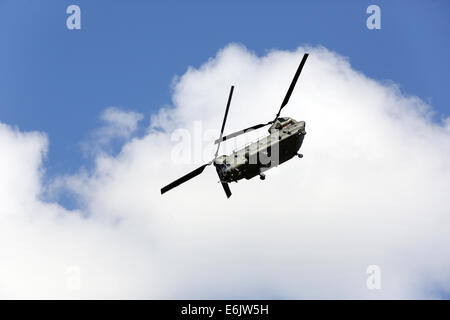 Dunsfold, Surrey, UK. 24. August 2014. Bilder zeigen die Air Show am Flügel und Räder bei Dunsfold Aerodrome (Haus des BBC Top Gear), Guildford, Surrey.  Besucher zu Dunsfold Aerodrome sind atemberaubende 5-stündige Flugshows behandelt die zuvor Favoriten aufgenommen haben; Die Red Arrows, BBMF, The Blades, Team Breitling Wingwalkers und der Avro Vulcan, begleitet von witzigen und kenntnisreichen Kommentar von Luftfahrtexperten und Display Piloten. Bildnachweis: Oliver Dixon/Alamy Live-Nachrichten Stockfoto