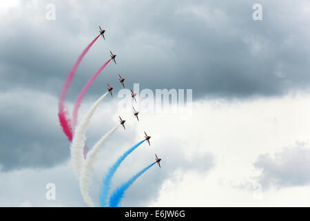 Dunsfold, Surrey, UK. 24. August 2014. Bilder zeigen die Air Show am Flügel und Räder bei Dunsfold Aerodrome (Haus des BBC Top Gear), Guildford, Surrey.  Besucher zu Dunsfold Aerodrome sind atemberaubende 5-stündige Flugshows behandelt die zuvor Favoriten aufgenommen haben; Die Red Arrows, BBMF, The Blades, Team Breitling Wingwalkers und der Avro Vulcan, begleitet von witzigen und kenntnisreichen Kommentar von Luftfahrtexperten und Display Piloten. Bildnachweis: Oliver Dixon/Alamy Live-Nachrichten Stockfoto