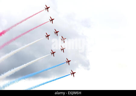 Dunsfold, Surrey, UK. 24. August 2014. Bilder zeigen die Air Show am Flügel und Räder bei Dunsfold Aerodrome (Haus des BBC Top Gear), Guildford, Surrey.  Besucher zu Dunsfold Aerodrome sind atemberaubende 5-stündige Flugshows behandelt die zuvor Favoriten aufgenommen haben; Die Red Arrows, BBMF, The Blades, Team Breitling Wingwalkers und der Avro Vulcan, begleitet von witzigen und kenntnisreichen Kommentar von Luftfahrtexperten und Display Piloten. Bildnachweis: Oliver Dixon/Alamy Live-Nachrichten Stockfoto