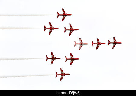 Dunsfold, Surrey, UK. 24. August 2014. Bilder zeigen die Air Show am Flügel und Räder bei Dunsfold Aerodrome (Haus des BBC Top Gear), Guildford, Surrey.  Besucher zu Dunsfold Aerodrome sind atemberaubende 5-stündige Flugshows behandelt die zuvor Favoriten aufgenommen haben; Die Red Arrows, BBMF, The Blades, Team Breitling Wingwalkers und der Avro Vulcan, begleitet von witzigen und kenntnisreichen Kommentar von Luftfahrtexperten und Display Piloten. Bildnachweis: Oliver Dixon/Alamy Live-Nachrichten Stockfoto
