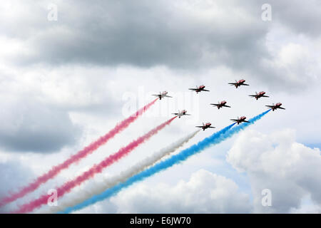 Dunsfold, Surrey, UK. 24. August 2014. Bilder zeigen die Air Show am Flügel und Räder bei Dunsfold Aerodrome (Haus des BBC Top Gear), Guildford, Surrey.  Besucher zu Dunsfold Aerodrome sind atemberaubende 5-stündige Flugshows behandelt die zuvor Favoriten aufgenommen haben; Die Red Arrows, BBMF, The Blades, Team Breitling Wingwalkers und der Avro Vulcan, begleitet von witzigen und kenntnisreichen Kommentar von Luftfahrtexperten und Display Piloten. Bildnachweis: Oliver Dixon/Alamy Live-Nachrichten Stockfoto