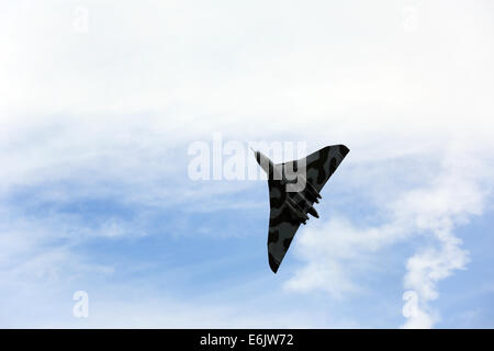 Dunsfold, Surrey, UK. 24. August 2014. Bilder zeigen die Air Show am Flügel und Räder bei Dunsfold Aerodrome (Haus des BBC Top Gear), Guildford, Surrey.  Besucher zu Dunsfold Aerodrome sind atemberaubende 5-stündige Flugshows behandelt die zuvor Favoriten aufgenommen haben; Die Red Arrows, BBMF, The Blades, Team Breitling Wingwalkers und der Avro Vulcan, begleitet von witzigen und kenntnisreichen Kommentar von Luftfahrtexperten und Display Piloten. Bildnachweis: Oliver Dixon/Alamy Live-Nachrichten Stockfoto