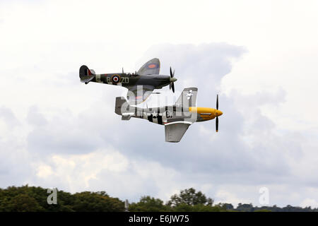 Dunsfold, Surrey, UK. 24. August 2014. Bilder zeigen die Air Show am Flügel und Räder bei Dunsfold Aerodrome (Haus des BBC Top Gear), Guildford, Surrey.  Besucher zu Dunsfold Aerodrome sind atemberaubende 5-stündige Flugshows behandelt die zuvor Favoriten aufgenommen haben; Die Red Arrows, BBMF, The Blades, Team Breitling Wingwalkers und der Avro Vulcan, begleitet von witzigen und kenntnisreichen Kommentar von Luftfahrtexperten und Display Piloten. Bildnachweis: Oliver Dixon/Alamy Live-Nachrichten Stockfoto