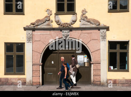Übergabe einer Tür in Gamla Stan, die Altstadt von Stockholm Stockfoto
