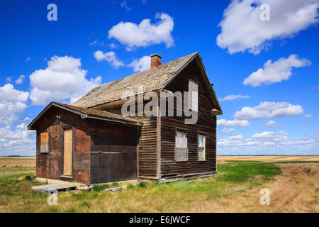 Verlassenen Bauernhaus in der Nähe von Leader, Saskatchewan, Kanada Stockfoto