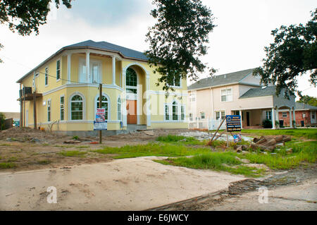 Bewohner wieder aufzubauen, zerstören Häuser und ihr Land zu verkaufen oder um die 9th Ward nach dem Hurrikan Katrina in New Orlean Rückgabe Stockfoto