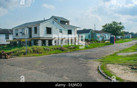 Bewohner wieder aufzubauen, zerstören Häuser und ihr Land zu verkaufen oder um die 9th Ward nach dem Hurrikan Katrina in New Orlean Rückgabe Stockfoto