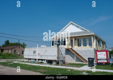 Bewohner wieder aufzubauen, zerstören Häuser und ihr Land zu verkaufen oder um die 9th Ward nach dem Hurrikan Katrina in New Orlean Rückgabe Stockfoto