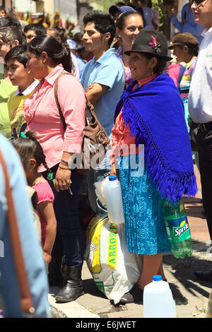 BANOS, ECUADOR - 2. März 2014: Unbekannte Leute zu beobachten den traditionelle Karnevalsumzug in Ambato Straße Stockfoto