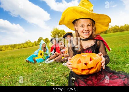 Böse Mädchen in der Hexe Kleid mit Halloween-Kürbis Stockfoto