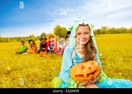 Mädchen in Tracht Monster hält Halloween-Kürbis Stockfoto