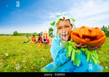 Erschrecken Mädchen mit offenem Mund im Monster-Kostüm Stockfoto