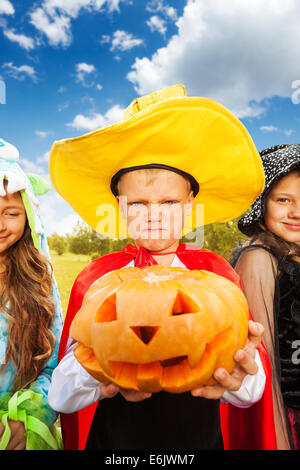 Junge im Halloween-Kostüm mit Hut macht Gesicht Stockfoto