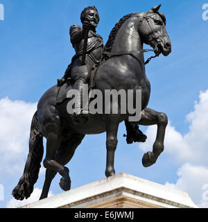 Eine Statue von König Henry IV, am Pont Neuf in Paris gelegen. Stockfoto