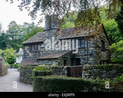 Ein Steinhaus auf einem Feldweg in der Ortschaft Grasmere im Lake District, Cumbria, England Stockfoto