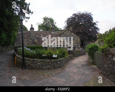 Stein-Bungalows auf einer Landstraße in der Ortschaft Grasmere im Lake District, Cumbria, England Stockfoto