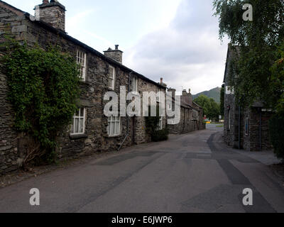 Stein-Bungalows auf einer Landstraße in der Ortschaft Grasmere im Lake District, Cumbria, England Stockfoto