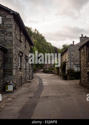 Stein-Bungalows auf einer Landstraße in der Ortschaft Grasmere im Lake District, Cumbria, England Stockfoto