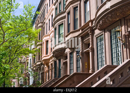 Brownstone Apartment Häuser, Gebäude, Wohnungen auf der Upper West Side, Manhattan, New York City, New York. Stockfoto