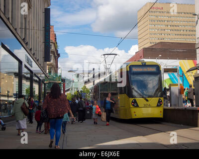 Eine Straßenbahn und Shopper an der Market Street im Stadtzentrum von Manchester, England Stockfoto