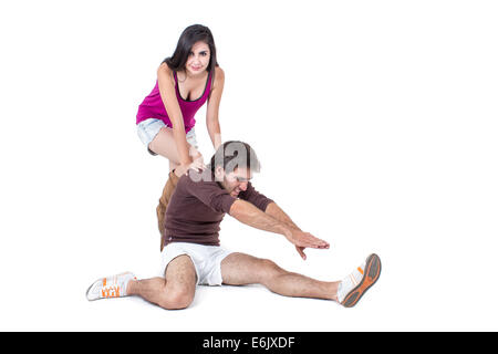 Junger Mann mit weiblichen personal Trainer dehnen Stockfoto