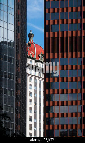 Alte, historische Gebäude Kontrastes mit neuen, modernen Gebäude in der Innenstadt von Pittsburgh, Pennsylvania. Stockfoto