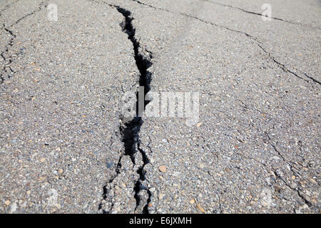 Gebrochene Straße auf Asphalt hautnah Stockfoto