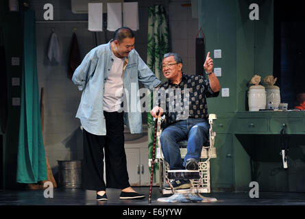 Peking, China. 25. August 2014. Drama "Barbershop" ist in der Hauptstadt-Theater in Peking, Hauptstadt von China, 25. August 2014 geprobt. Ursprünglichen Drama "Barbershop", die von der Beijing People Art Theater gemacht wurde, wird am Dienstag erstmals. © Li Yan/Xinhua/Alamy Live-Nachrichten Stockfoto