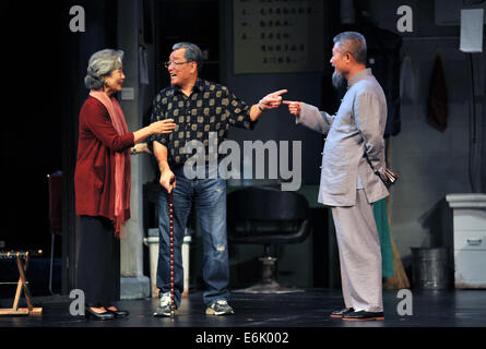 Peking, China. 25. August 2014. Drama "Barbershop" ist in der Hauptstadt-Theater in Peking, Hauptstadt von China, 25. August 2014 geprobt. Ursprünglichen Drama "Barbershop", die von der Beijing People Art Theater gemacht wurde, wird am Dienstag erstmals. © Li Yan/Xinhua/Alamy Live-Nachrichten Stockfoto