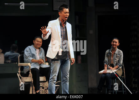 Peking, China. 25. August 2014. Drama "Barbershop" ist in der Hauptstadt-Theater in Peking, Hauptstadt von China, 25. August 2014 geprobt. Ursprünglichen Drama "Barbershop", die von der Beijing People Art Theater gemacht wurde, wird am Dienstag erstmals. © Li Yan/Xinhua/Alamy Live-Nachrichten Stockfoto