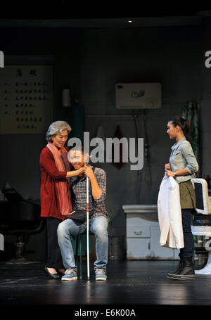 Peking, China. 25. August 2014. Drama "Barbershop" ist in der Hauptstadt-Theater in Peking, Hauptstadt von China, 25. August 2014 geprobt. Ursprünglichen Drama "Barbershop", die von der Beijing People Art Theater gemacht wurde, wird am Dienstag erstmals. © Li Yan/Xinhua/Alamy Live-Nachrichten Stockfoto