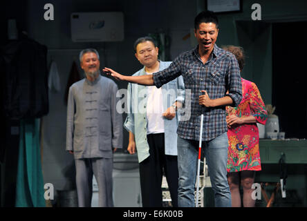 Peking, China. 25. August 2014. Drama "Barbershop" ist in der Hauptstadt-Theater in Peking, Hauptstadt von China, 25. August 2014 geprobt. Ursprünglichen Drama "Barbershop", die von der Beijing People Art Theater gemacht wurde, wird am Dienstag erstmals. © Li Yan/Xinhua/Alamy Live-Nachrichten Stockfoto